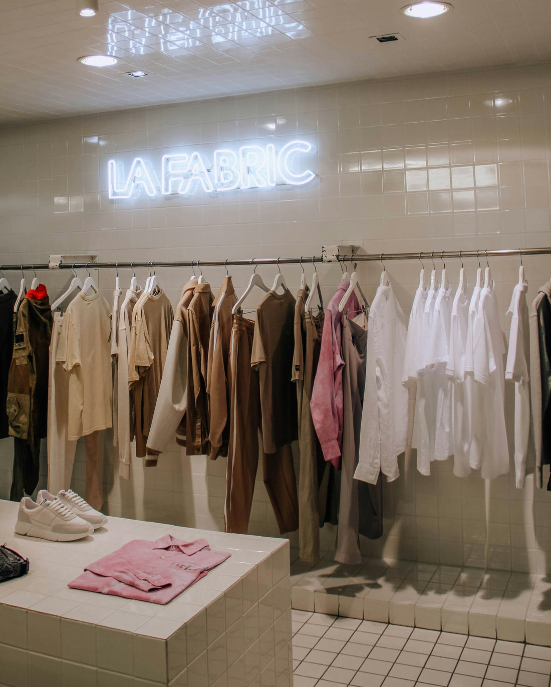 Eleganza di transizione – Abbinare i neutri con intenzione.